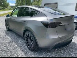 Grå Begagnad 2023 Tesla Model Y SUV | 500 000 kr