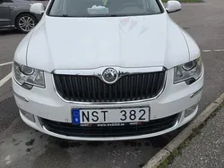 Vit Begagnad 2011 Skoda Superb Elegance Kombi | 85 000 kr (Marknadspris)