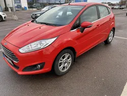 Röd Begagnad 2015 Ford Fiesta Titanium Halvkombi | 19 000 kr (Marknadspris)