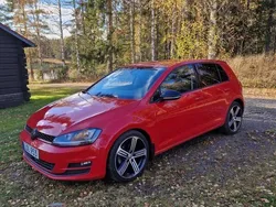 Röd Begagnad 2013 VW Golf VII Halvkombi | 75 000 kr (Marknadspris)