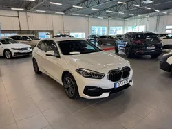 Vit Begagnad 2023 BMW 118 Sport Line Halvkombi | 309 000 kr (Dyr)