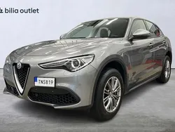 Grå Begagnad 2017 Alfa Romeo Stelvio Super SUV | 229 900 kr (Marknadspris)