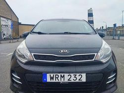 Svart Begagnad 2015 Kia Rio Halvkombi | 59 900 kr (Marknadspris)