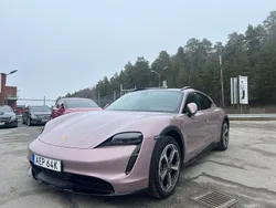 Ljusröd Begagnad 2023 Porsche Taycan 4S Cross Turismo Sedan | 999 900 kr (Bra pris)