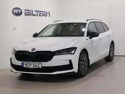 Vit Ny 2025 Skoda Superb SportLine Kombi | 563 900 kr (Dyr)