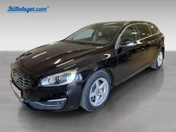 Svart Begagnad 2018 Volvo V60 Momentum Kombi | 229 900 kr (Marknadspris)