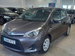 Mörkgrå (grå) Begagnad 2014 Toyota Yaris Hybrid Life Halvkombi | 129 999 kr (Marknadspris)