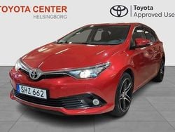 Mörkröd (röd) Begagnad 2016 Toyota Auris Active Halvkombi | 119 900 kr (Marknadspris)