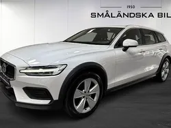 Vit Begagnad 2019 Volvo V60 CC Momentum Kombi | 194 000 kr