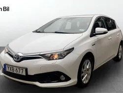 Vit Begagnad 2018 Toyota Auris Hybrid Active Halvkombi | 169 900 kr (Marknadspris)