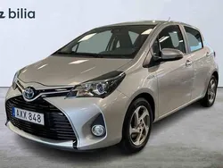 Silver Begagnad 2016 Toyota Yaris Hybrid Halvkombi | 169 900 kr (Marknadspris)