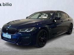 Blå (tanzanite blue ii metallic) Begagnad 2021 BMW 545e M Sport Sedan | 439 000 kr (Superpris)