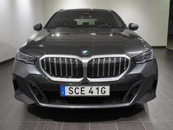 Grå Begagnad 2025 BMW 520 M Sport Kombi | 579 800 kr (Marknadspris)