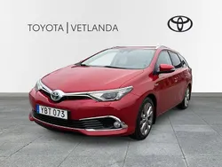 Mörkröd (wildfire red metallic) Begagnad 2016 Toyota Auris Hybrid Executive Kombi | 145 000 kr (Marknadspris)