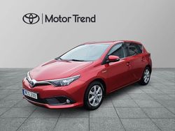 Mörkröd Begagnad 2016 Toyota Auris Hybrid Halvkombi | 169 000 kr (Marknadspris)