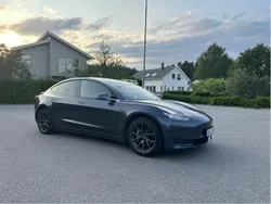 Grå Begagnad 2019 Tesla Model 3 Long Range Sedan | 214 000 kr (Marknadspris)