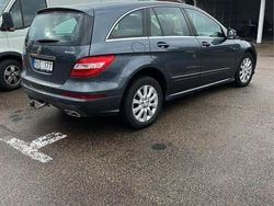 Grå Begagnad 2012 Mercedes R350 Minibuss | 120 000 kr