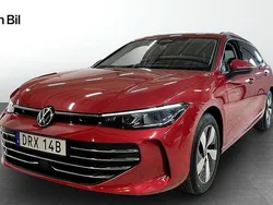 Röd (chili red metallic) Begagnad 2024 VW Passat Business Kombi | 374 500 kr (Marknadspris)
