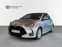 Silver Begagnad 2022 Toyota Yaris Hybrid Active Halvkombi | 224 900 kr (Marknadspris)