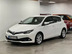 Vit Begagnad 2016 Toyota Auris Active Halvkombi | 129 900 kr (Marknadspris)