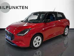 Burning red/super black (p) Ny 2025 Suzuki Swift Halvkombi | 258 800 kr (Marknadspris)