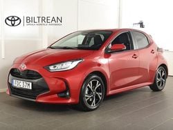 Röd Begagnad 2025 Toyota Yaris Hybrid Active Halvkombi | 259 900 kr (Marknadspris)