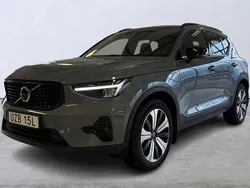 Grå Begagnad 2023 Volvo XC40 Plus SUV | 379 900 kr (Marknadspris)