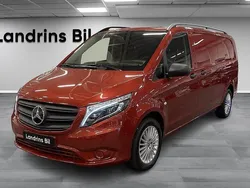 Röd (hyacintröd metallic) Begagnad 2023 Mercedes Vito Minibuss | 429 000 kr (Marknadspris)