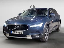 Mörkblå Begagnad 2018 Volvo V90 CC Momentum Kombi | 279 900 kr (Marknadspris)