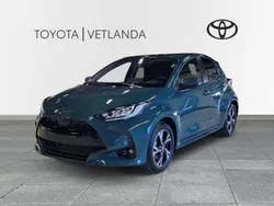 Grön (everest green metallic) Ny 2025 Toyota Yaris Hybrid Active Halvkombi | 298 800 kr (Lite dyr)