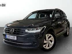 Grå Begagnad 2022 VW Tiguan Life SUV | 264 500 kr (Marknadspris)