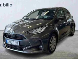 Grå Begagnad 2022 Toyota Yaris Hybrid Edition Halvkombi | 244 900 kr (Lite dyr)