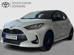 Vit Begagnad 2023 Toyota Yaris Hybrid Style Halvkombi | 269 900 kr (Marknadspris)