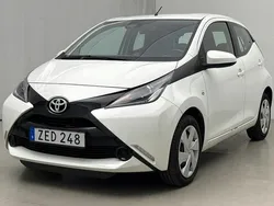 Vit Begagnad 2018 Toyota Aygo X-play Halvkombi | 104 000 kr