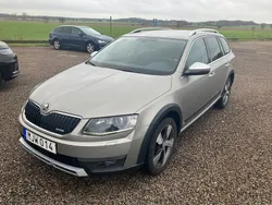 Ljusbrun (brunmetalic) Begagnad 2015 Skoda Octavia Scout Kombi | 159 000 kr (Marknadspris)