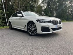 Vit Begagnad 2021 BMW 530e M Sport Sedan | 369 900 kr (Bra pris)