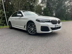 Vit Begagnad 2021 BMW 530e M Sport Sedan | 369 900 kr (Bra pris)
