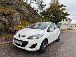 Vit Begagnad 2011 Mazda 2 Halvkombi | 44 900 kr (Marknadspris)