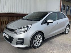 Grå Begagnad 2015 Kia Rio Halvkombi | 84 500 kr (Marknadspris)