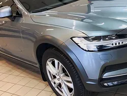 Grå Begagnad 2018 Volvo V90 CC Momentum Kombi | 199 900 kr (Marknadspris)