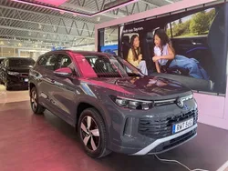 Grå (dolphin grey metallic) Ny 2025 VW Tayron Life SUV | 594 900 kr (Lite dyr)