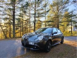 Grå Begagnad 2011 Alfa Romeo Giulietta Distinctive Halvkombi | 82 000 kr (Marknadspris)