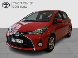 Röd Begagnad 2016 Toyota Yaris Hybrid Active Halvkombi | 149 900 kr (Marknadspris)