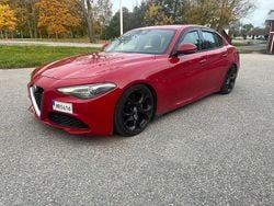 Röd Begagnad 2016 Alfa Romeo Giulia Sedan | 149 900 kr (Lite dyr)