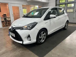 Vit Begagnad 2016 Toyota Yaris Hybrid Active Sedan | 134 900 kr (Marknadspris)