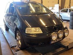 Svart Begagnad 2003 VW Sharan Comfortline Minibuss | 15 000 kr