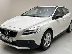 Vit Begagnad 2018 Volvo V40 CC Momentum Kombi | 160 000 kr (Marknadspris)