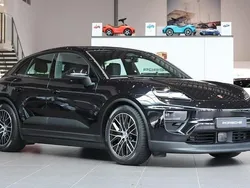 Svart Begagnad 2024 Porsche Macan 4 Electric SUV | 859 000 kr