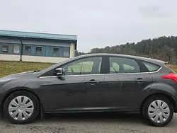 Grå Begagnad 2016 Ford Focus Halvkombi | 72 800 kr (Marknadspris)
