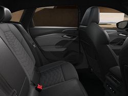 Mörkblå (malpeloblå metallic) Ny 2025 Audi e-tron Design SUV | 758 600 kr (Dyr)
